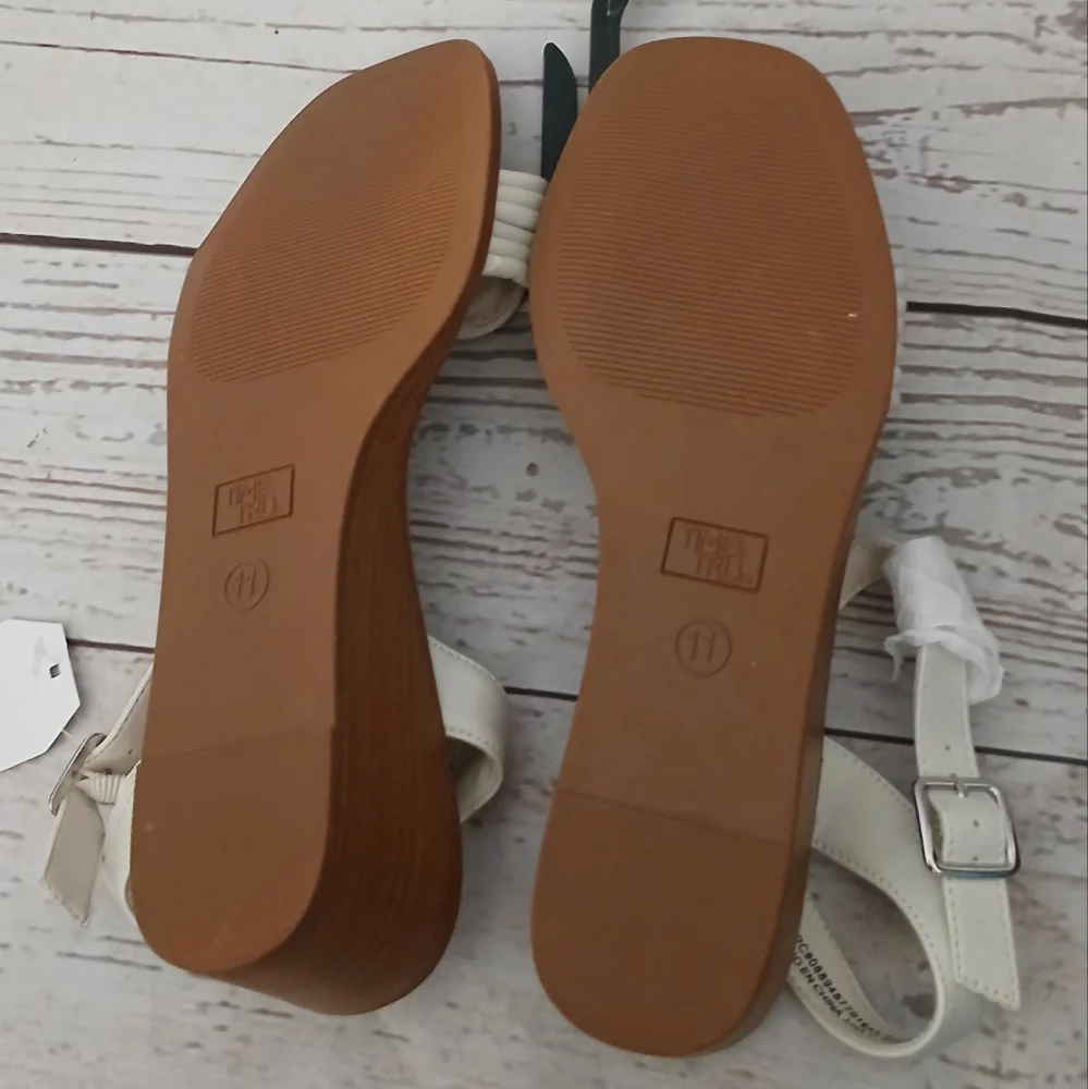 Time and Tru women's vinyl knot wedge sandals Bone size 11